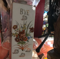 porcelen rye container